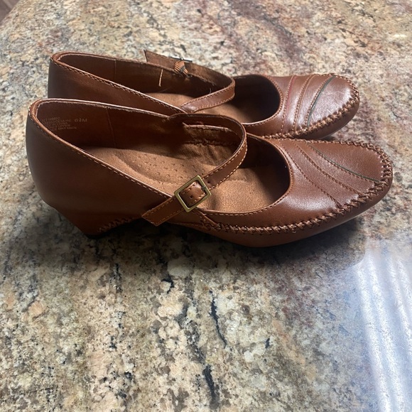 White Mountain Size 6.5M Demure Brown Leather Mary Jane Heel with Accent Lines - Picture 7 of 9